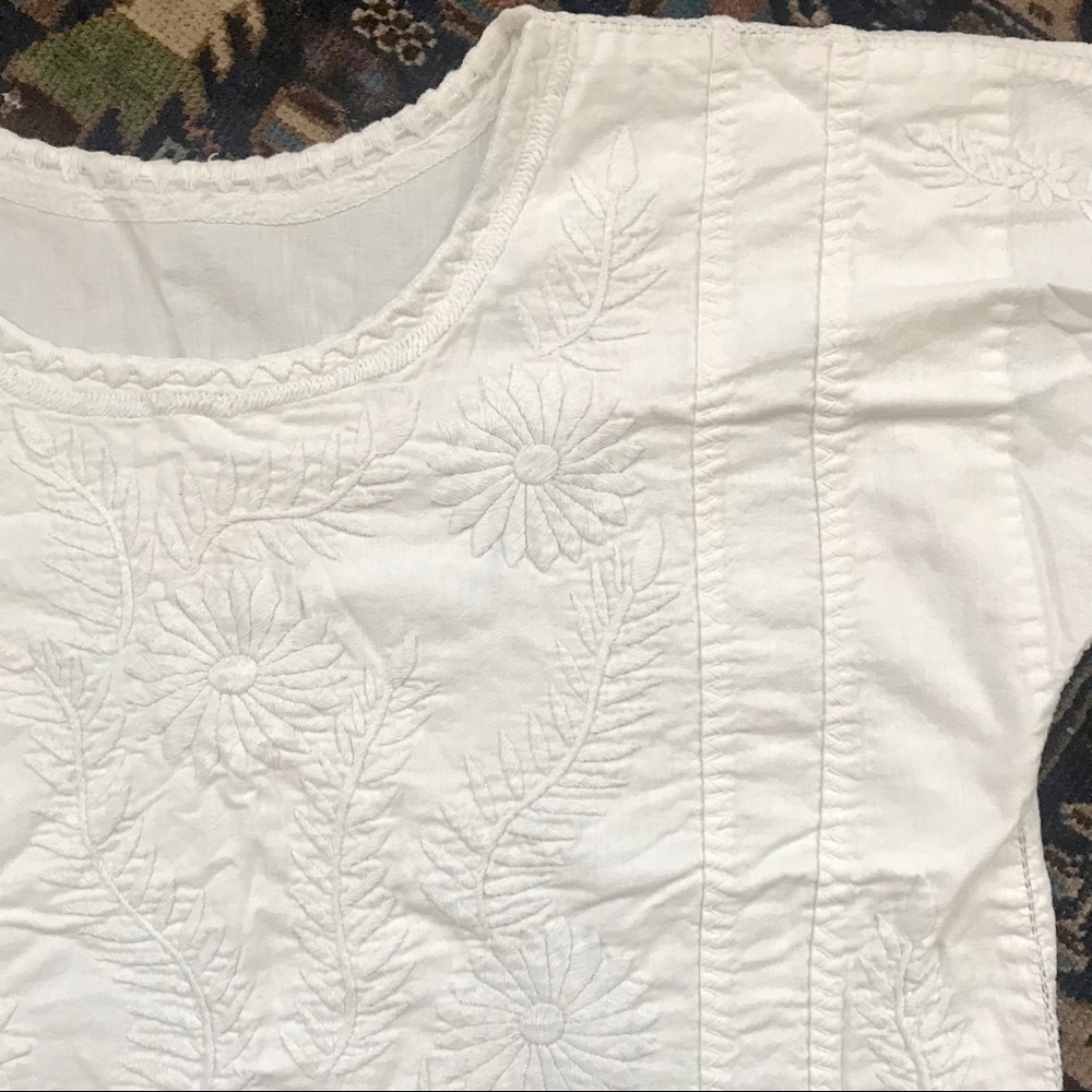 SOLD 💔 Vintage Embroidered Cotton Box Top